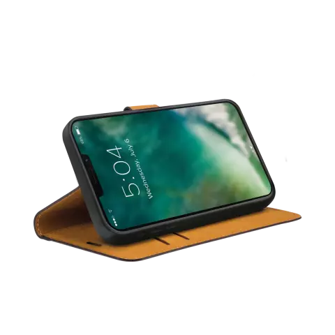 Xqisit Slim Wallet Selection Anti Bac Kunstleder- und TPU-H&uuml;lle Kompatibel mit iPhone 13 Pro Max - Schwarz