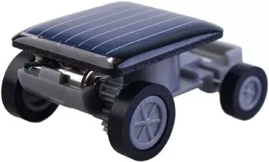 Schwarzes Spielzeugauto auf Solarenergie Solarbetriebenes Auto