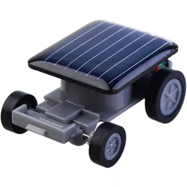Schwarzes Spielzeugauto auf Solarenergie Solarbetriebenes Auto