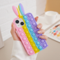 Bunny Pop Fidget Bubble Silikonh&uuml;lle Kompatibel mit iPhone 15 Plus - Pink, Gelb, Blau und Lila