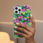 Schutzh&uuml;lle mit tropischen Bl&auml;ttern und Blumen aus TPU mit verst&auml;rkten Ecken, Kompatibel mit iPhone 16 Pro